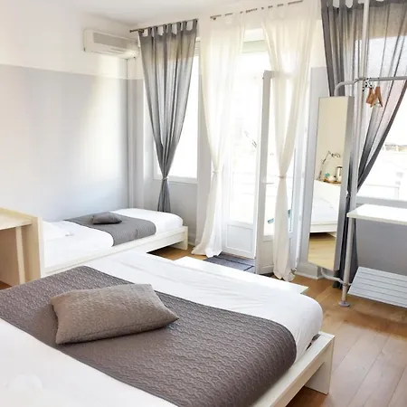 מלון Cafe De Paris 2*