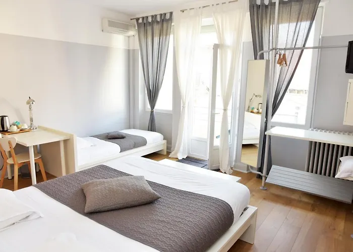 Hotel Cafe De Paris 2*