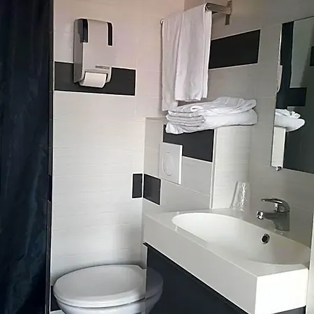 Cafe De Paris Hotel 2*