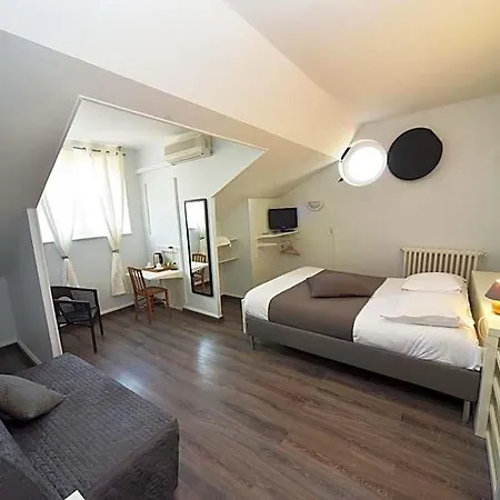Hotel Cafe De Paris 2*