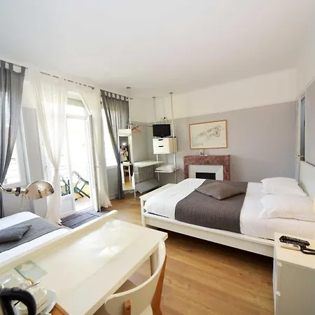 Cafe De Paris Hotel 2*