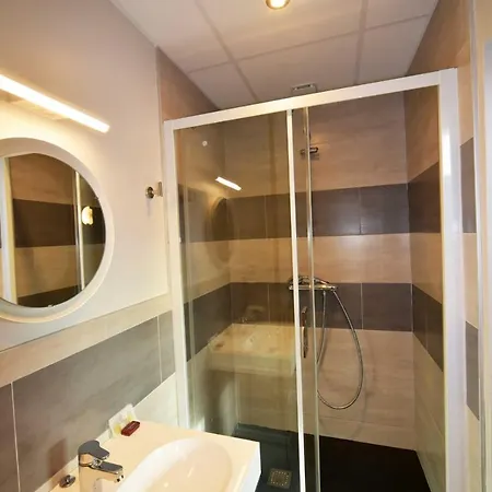 Hotel Cafe De Paris 2*