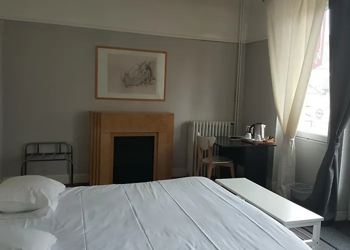 Cafe De Paris Hotel 2*